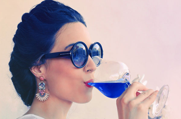Дівчина п'є блакитне вино
