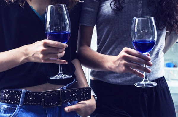Дівчата з блакитним вином