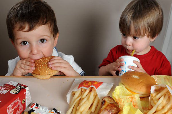 Діти їдять їжу з МакДональдсу