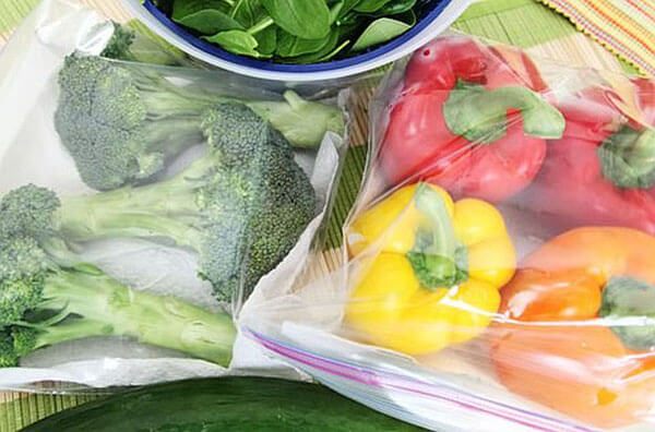 Овочі і фрукти у пластикових пакетах