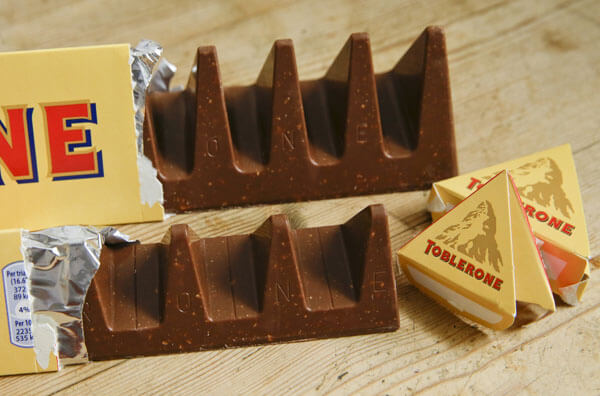Нова і стара форма шоколаду Toblerone