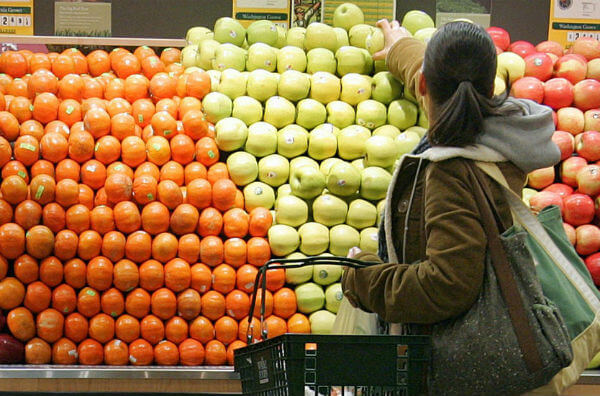 Жінка купує яблука