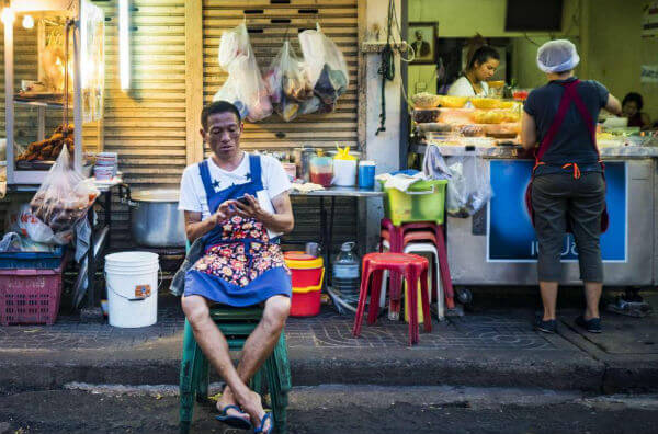 Чоловік на вулиці Бангкоку