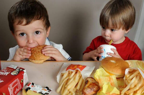 Діти їдять фастфуд