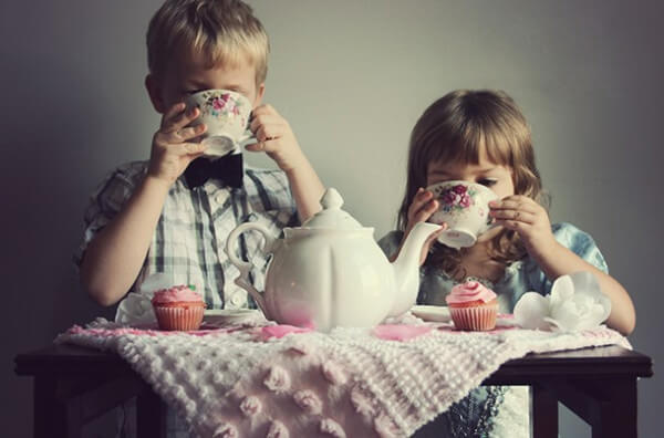 Діти п'ють чай