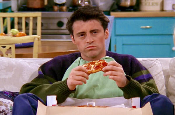 Сцена з серіалу "Друзі", де Джої їсть піцу