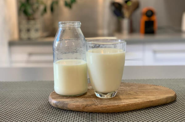 Склянка і пляшка молока