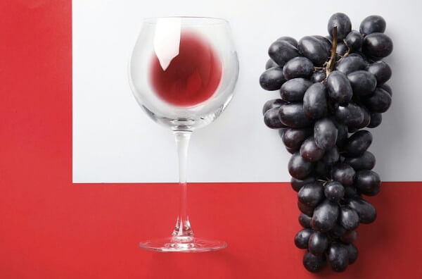 Келих для вина і гроно винограду