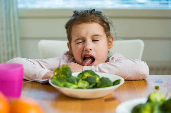 Дівчинка не хоче їсти броколі