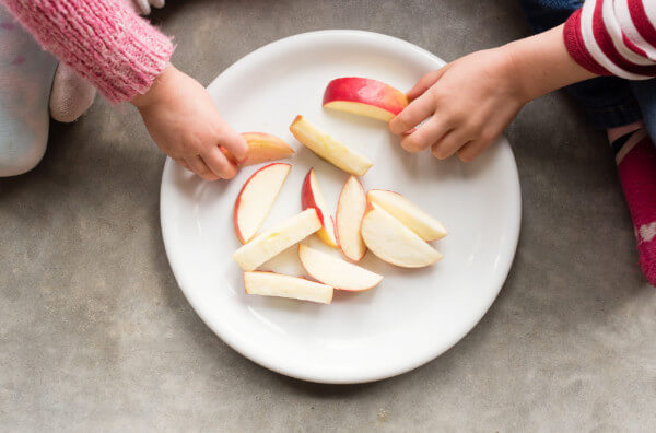 Діти їдять яблука