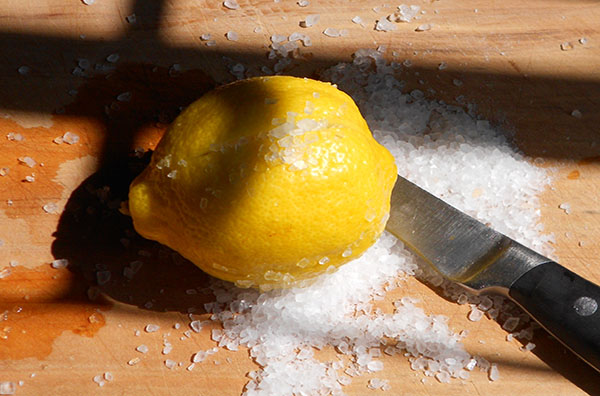 Лимон та сіль для чистки ножів