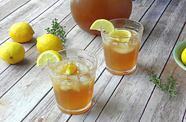 Холодний чай з лимоном і чебрецем