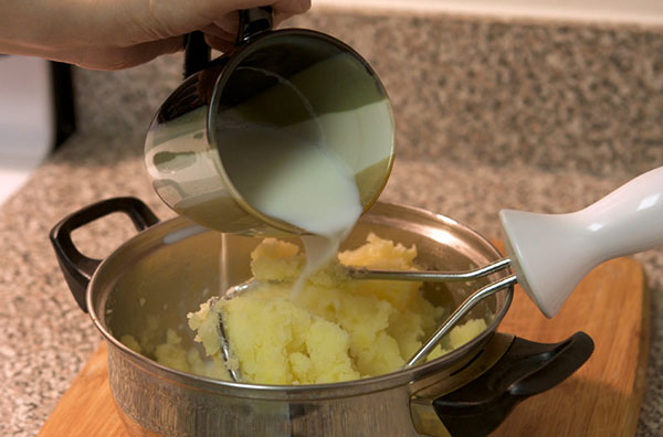 Додавання молока у картопляне пюре