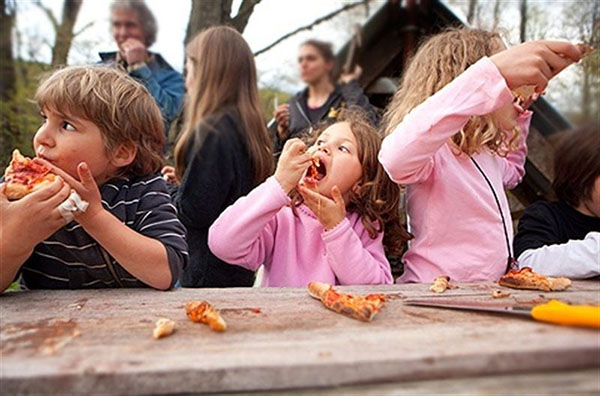 Діти їдять піцу
