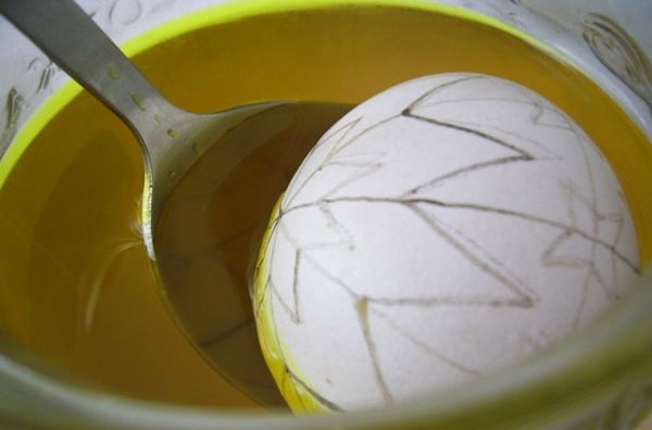 Занурення яйця у фарбу