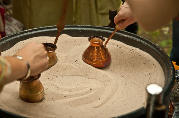 Приготування кави у турці на піску