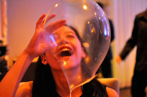 Жінка їсть повітряну кульку