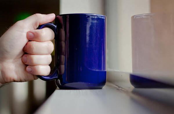 Синя чашка з кавою