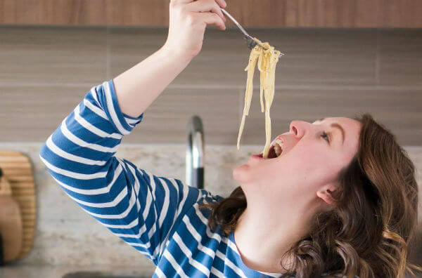 Жінка їсть спагетті