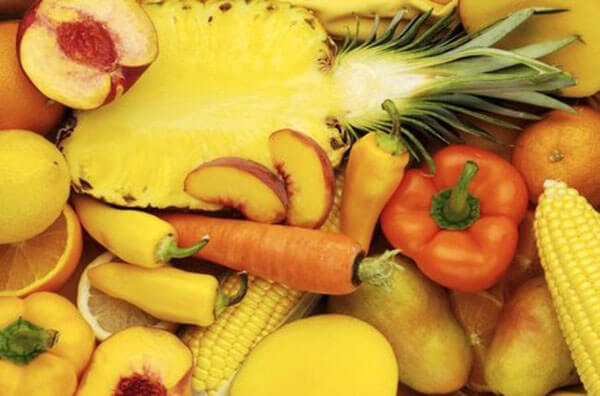 Жовті і помаранчеві фрукти та овочі