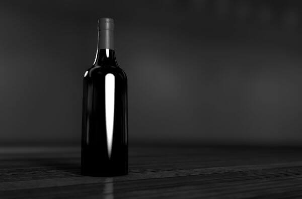 Чорна пляшка вина