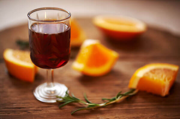 Склянка портвейну і шматочки апельсину