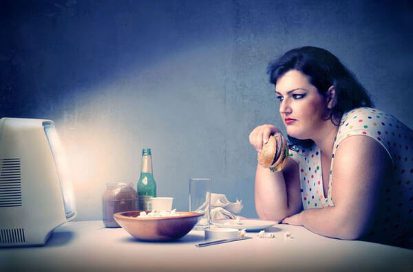 Жінка їсть від нудьги