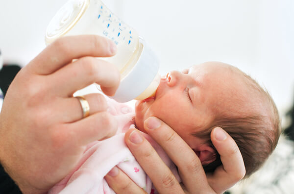 Годування малюка замінником молока