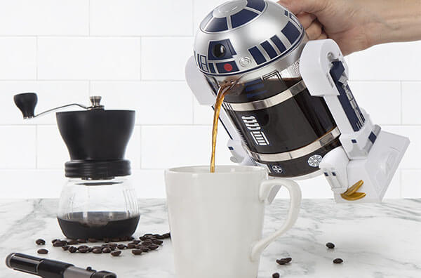 Наливання кави з кавника R2-D2