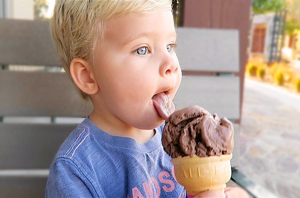 Дитина їсть морозиво