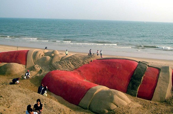 Санта Клаус з піску на бразильському пляжі