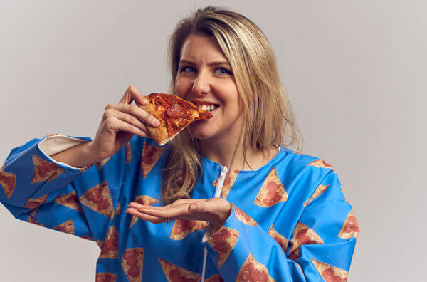 Дівчина у костюмі для піци