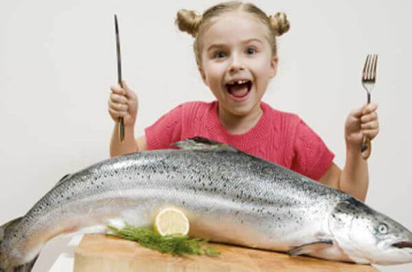Дитина з рибою