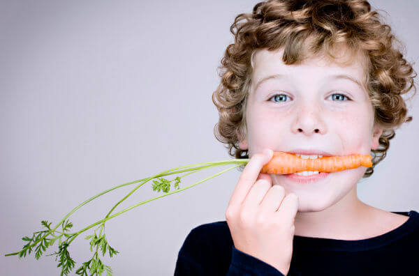 Хлопчик з морквою