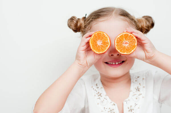 Дівчинка та апельсин