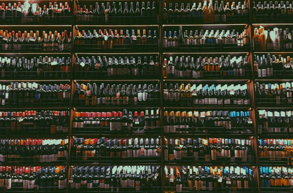 Багато пляшок з вином