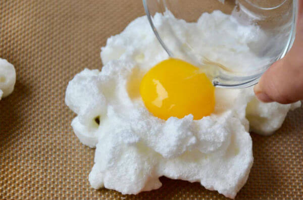 Приготування яєчні у "хмаринці"