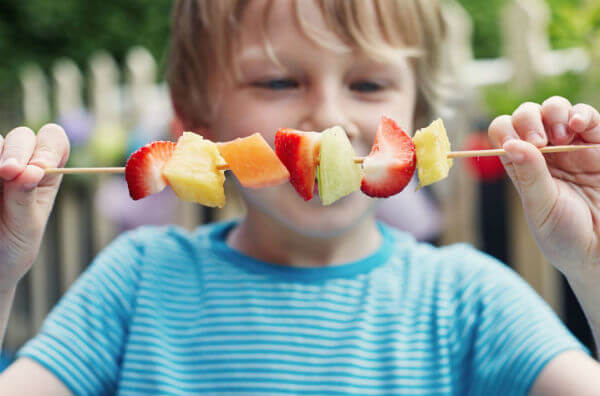 Дитина із фруктами