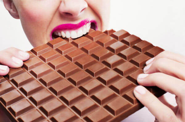 Жінка їсть шоколад