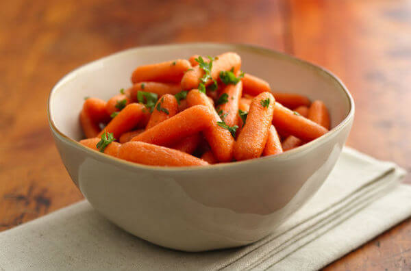 Морква у тарілці