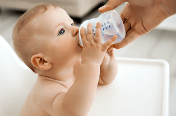 Дитина п'є воду