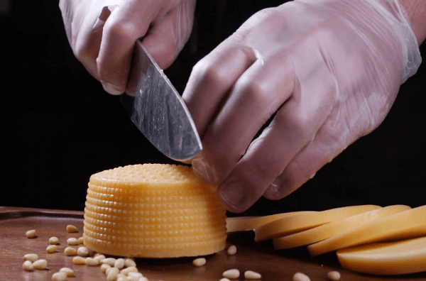 Нарізання сиру у рукавичках