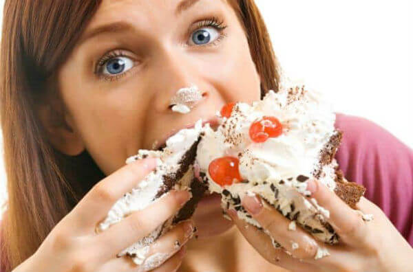 Жінка їсть торт