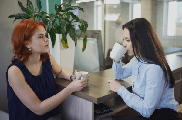 Жінки п'ють каву і говорять