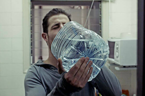 Чоловік п'є багато води