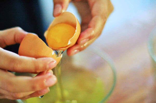 Відділення жовтка від білка між половинками яйця