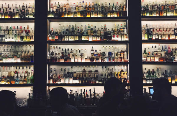 Пляшки з алкоголем у барі