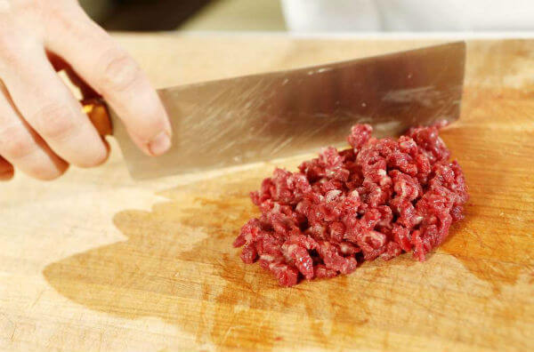 Нарізання м'яса ножем