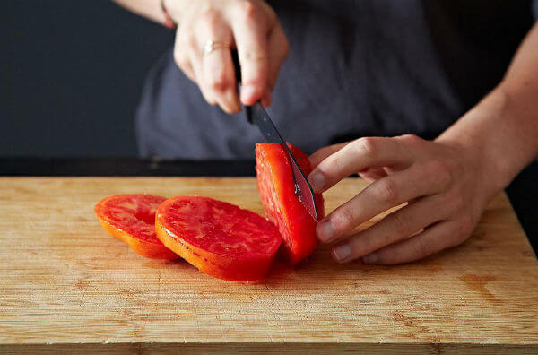 Нарізання помідору