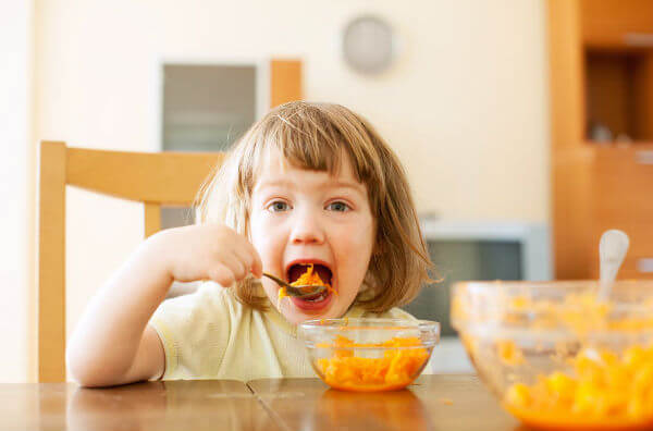 Дитина їсть морквяне пюре